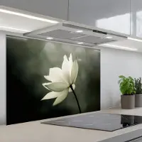KitchenYeah Spatscherm 90x60 cm - Zelfklevende achterwand Wit - Lotus - Donker - Bloem - Keuken muurbeschermer - Spatwand fornuis