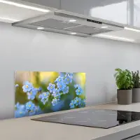 KitchenYeah Spatscherm 70x30 cm - Zelfklevende achterwand Bloemetjes - Blauw - Vergeet mij nietjes - Keuken muurbeschermer - Spatwand fornuis