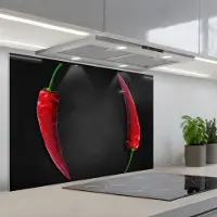 KitchenYeah Spatscherm 90x60 cm - Zelfklevende achterwand Rode peper - Specerij - Chili - Zwart - Keuken muurbeschermer - Spatwand fornuis