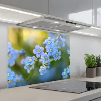 KitchenYeah Spatscherm 90x70 cm - Zelfklevende achterwand Bloemetjes - Blauw - Vergeet mij nietjes - Keuken muurbeschermer - Spatwand fornuis