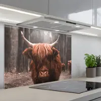 KitchenYeah Spatscherm 80x55 cm - Zelfklevende achterwand Schotse hooglander - Bos - Koe - Dieren - Natuur - Keuken muurbeschermer - Spatwand fornuis