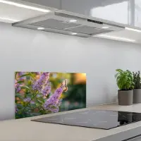 KitchenYeah Spatscherm 60x30 cm - Zelfklevende achterwand Sierlijke - Vlinder - Paarse - Bloemen - Keuken muurbeschermer - Spatwand fornuis