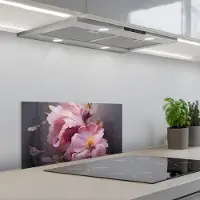 KitchenYeah Spatscherm 60x30 cm - Zelfklevende achterwand Bloemen - Roze - Stilleven - Kunst - Keuken muurbeschermer - Spatwand fornuis