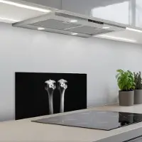 KitchenYeah Spatscherm 70x30 cm - Zelfklevende achterwand Struisvogels - Halzen - Zwart - Minimalistisch - Keuken muurbeschermer - Spatwand fornuis