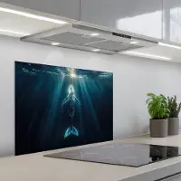 KitchenYeah Spatscherm 70x50 cm - Zelfklevende achterwand Walvis - Water - Zonnestralen - Blauw - Keuken muurbeschermer - Spatwand fornuis