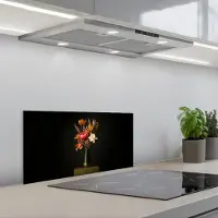 KitchenYeah Spatscherm 60x30 cm - Zelfklevende achterwand Boeket - Oranje - Gouden - vaas - Keuken muurbeschermer - Spatwand fornuis