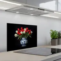 KitchenYeah Spatscherm 60x45 cm - Zelfklevende achterwand Rode - Bloemen - Tulpen - Vaas - Keuken muurbeschermer - Spatwand fornuis