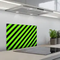 KitchenYeah Spatscherm 60x40 cm - Zelfklevende achterwand Gaming - Strepen - Schuin - Groen - Keuken muurbeschermer - Spatwand fornuis