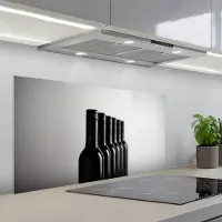 KitchenYeah Spatscherm 100x50 cm - Zelfklevende achterwand Wijnflessen - Zwart - Minimalistisch - Keuken muurbeschermer - Spatwand fornuis