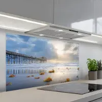 KitchenYeah Spatscherm 120x60 cm - Zelfklevende achterwand Strand - Pier - Zeewier - Zee - Zomer - Keuken muurbeschermer - Spatwand fornuis