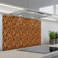 KitchenYeah Spatscherm 90x60 cm - Zelfklevende achterwand Dier - Oranje - Tijger - Keuken muurbeschermer - Spatwand fornuis