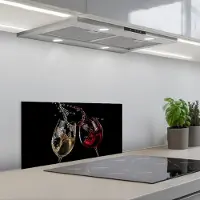KitchenYeah Spatscherm 60x30 cm - Zelfklevende achterwand Rode Wijn - Witte Wijn - Glas - Zwart - Keuken muurbeschermer - Spatwand fornuis