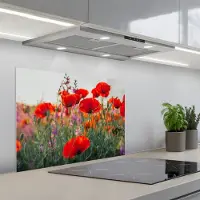KitchenYeah Spatscherm 70x55 cm - Zelfklevende achterwand Klaproos - Bloemen - Rood - Paars - Weide - Keuken muurbeschermer - Spatwand fornuis