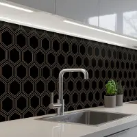 KitchenYeah Keuken achterwand 250x60 cm - Spatscherm zelfklevend Zwart - Goud - Zeshoek - Muurbeschermer - Spatwand fornuis