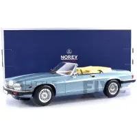 Norev Het 1:18 Diecast-model van de Jaguar XJ-S Cabriolet uit 1988 in lichtblauw. De fabrikant van het schaalmodel is . Dit model is alleen online verkrijgbaar
