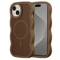 Selencia Wavy Backcover met MagSafe voor de Apple iPhone 15 - Mocha Brown