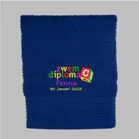 The One Handdoek Zwemdiploma C met naam en datum van afzwemmen - 550 gr - 60x110 - Navy Blauw - Cadeau Afzwemmen - Geborduurd