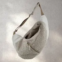 BABOO Luxe Draagzak Hond - Curl Ecru - Puppy Draagzak - Honden Draagzak - Ergonomische Hondentas - Handgemaakt - Draagtas Hond - Honden Draagtas - Honden Draagzak - Maat M = tot 7,5 kg