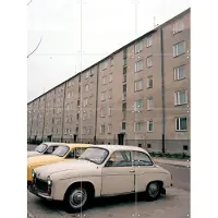IXXI Three Cars Gdansk 1986, Teun Voeten - 60 x 80 cm - Grote wanddecoratie en posters - Fotografie, Vintage, Mancave, Woonkamer, Gang, Stad