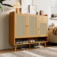 OKWISH Schoenenkast – Schoenenmeubel 3 Deuren 1 Lade – 5 Legplanken – 120x35x106 cm – Spaanplaat Lichtbruin – Magnetische Deuren Met Metalen Handgrepen En Massief Houten Poten – Kantelbeveiliging