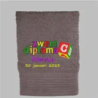 The One Handdoek Zwemdiploma C met naam en datum van afzwemmen - 550gr - 70x140cm - Taupe - Cadeau Afzwemmen - Geborduurd