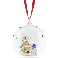 Swarovski beeldjes Holiday Cheers Ornament Kerstbal 5701509 | goudkleurig winterdecoratie aan rood ripsband lint | glazen bol met boom en sneeuwpop, verzamelobject