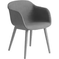 Muuto Fiber Chair stoel met armleuningen en houten poten Remix 133-grey