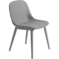 Muuto Fiber Side Chair stoel met houten poten Remix 133-grey