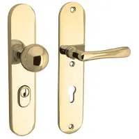 Artitec SKG3 PC55 knop/kruk op ovaal schild Linea rechts + kerntrekbeveiliging messing ongelakt