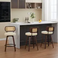 OKWISH Barstoel Set 26 Inch - Set Van 3 Met Rotan Rugleuning En Draaibare Zitting - Voor Keukeneiland En Aanrecht - Pu Leer - Beige