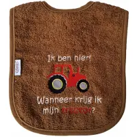 Funnies Bruine slab met "Ik ben hier! Wanneer krijg ik mijn tractor?" - rode tractor - lief, kraamcadeautje, cadeau, babyshower, rood, boer, boeren, werktuig