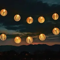 Spetebo 3.07 Zonne-energie lichtslinger met 10 ronde rieten bollen, elk met een diameter van 7,5 cm - totale lengte ongeveer 270 cm - LED-decoratie voor buiten