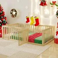 Merax kinderbed 90x200 cm met veiligheidsreling, vloerbed van massief hout met omheining en deur, open speelbed zonder lattenbodem, naturel hout