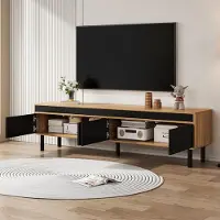 OKWISH TV-kast, TV-meubel met een onderkast met drie deuren, TV-tafel met een TV-paneel met een subtiele structuur en een hoogte van 47 cm, met massieve houten poten, zwart en natuurlijke houtkleur