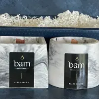 Bam Geschenkmand met 2 Black Orchid Geurkaarsen van Zonnebloemwas – Luxe Cadeauset – 30 Branduren – Handgemaakt - houten wiek