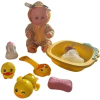 Halay Poppenset met Giraffe onesie - 9-Delig - Babypop met drink- en plasfunctie - Inclusief badspeelgoed en accessoires