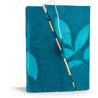 Ancient Wisdom Lokta Bold Floral Bamboo Lock Notitieboek – Medium (15x12cm) – 45 bladzijden – Middernachtblauw