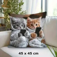Allernieuwste.nl Kussen Twee Katten op Telefoon - Kussenhoes polyester peach skin Perzikhuid – 45 x 45 cm