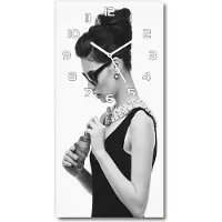 Tulup Wandklok - Vrouw met bril Glazen Klok Met Print - 30x60 cm - Zwart Wandklok Glas Met Motief - Witte handen - Rechthoekige Klok - Wandklok Glas Decoratie - Gekleurde Glazen Klok