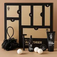 Spies Online Heren Verzorgingsset – 6-Delige Cadeaubox met Douchegel, Baardolie, Scheermes en Badaccessoires – Heren Adventskalender – Houtachtige Geur – Cadeau voor Mannen – Zwart