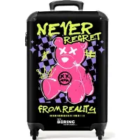 NoBoringSuitcases.com - Handbagage koffer lichtgewicht - Reiskoffer trolley - Slogan 'Never Regret' met teddybeer als graffiti - Rolkoffer met wieltjes - Past binnen 55x40x20 en 55x35x25