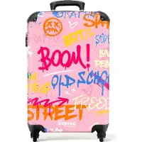 NoBoringSuitcases.com - Handbagage koffer lichtgewicht - Reiskoffer trolley - Roze achtergrond met kleurrijke graffiti - Rolkoffer met wieltjes - Past binnen 55x40x20 en 55x35x25