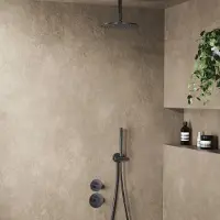 Saniclear Uni inbouw regendouche 25cm gun metal PVD met plafondarm en staafhanddouche