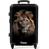 NoBoringSuitcases.com - Koffer groot - Rolkoffer lichtgewicht - Leeuw close-up met zwarte achtergrond - Reiskoffer met 4 wielen - Grote trolley XL - 20 kg bagage