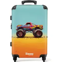 NoBoringSuitcases.com - Kinderkoffer groot - Kindertrolley koffer - Monstertruck met graffit print in het zand - Rolkoffer lichtgewicht - Reiskoffer met 4 wielen - Grote trolley XL - 20 kg bagage