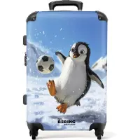 NoBoringSuitcases.com - Kinderkoffer groot - Kindertrolley koffer - Pinguïn met voetbal in een sneeuwlandschap - Rolkoffer lichtgewicht - Reiskoffer met 4 wielen - Grote trolley XL - 20 kg bagage