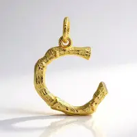 Cavill - Vergulde 925 Sterling Zilveren Hanger - Letter C met Halve Maan Vorm - Rustieke Textuur - Elegant Dames Sieraad - Lichtgewicht 20x15mm