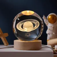 Traumheim LED Kristallen Tafellamp - USB 3D Maan Galaxy Globe Nachtlampje - Kinderen Kerst Decoratie Cadeau-Tafellamp Slaapkamer - Sfeerverlichting Binnen-6cm Height(Saturnus)