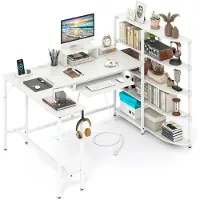 Costway Bureau L-vorm met laadstation en boekenkast, hoekbureau met monitorstandaard, haak en toetsenbordplank, computertafel met metalen frame, werktafel voor thuis en kantoor (wit)