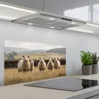 KitchenYeah Spatscherm 80x40 cm - Zelfklevende achterwand Schapen - Weidenlandschap - Heuvels - Keuken muurbeschermer - Spatwand fornuis